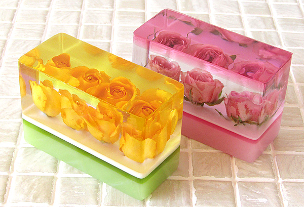 レジンにミニバラの花のアメージングドライフラワーを固めたケーキのようなレジンフラワー作品
