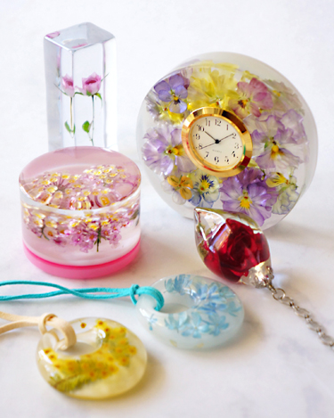 レジンに花(ドライフラワー)を固めて劣化褪色させない作品の作り方！