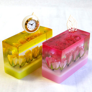 レジンに黄色やピンクのバラのアメージングドライフラワーを封入したケーキをイメージしたレジンフラワー作品の画像