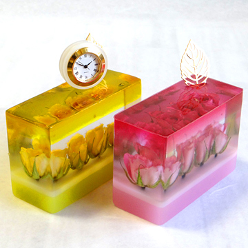 レジンにバラのアメージングドライフラワーを封入したケーキをイメージしたレジンフラワー作品