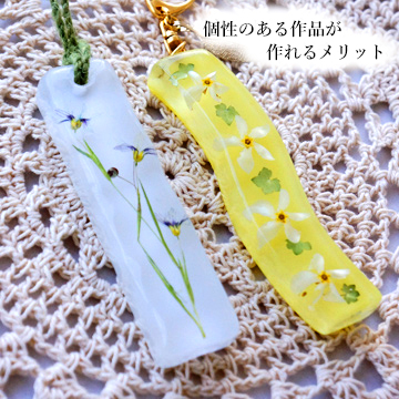 自作したシリコンモールドでレジンを固めて作ったドライフラワーの入ったアクセサリーの画像