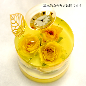 黄色いミニバラの花のアメージングドライフラワーをレジンで固めて作った置時計の画像