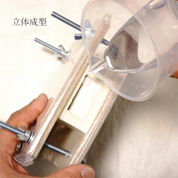 両面シリコンモールドにレジンを流し入れている作業の画像