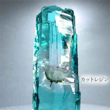薄いピンク色のバラのアメージングドライフラワーを固めたレジンをカットして作った作品の画像