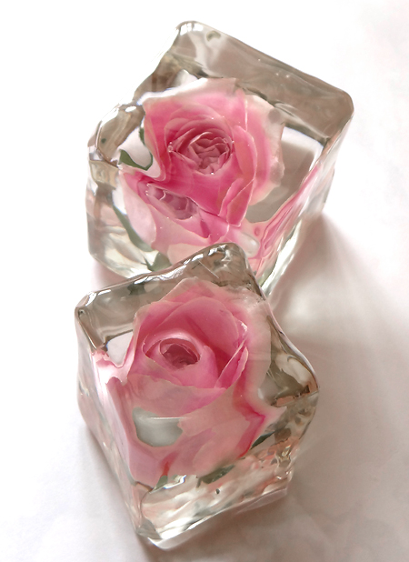 レジンにピンクのバラのドライフラワーを固めた作品を2021年に撮影した画像