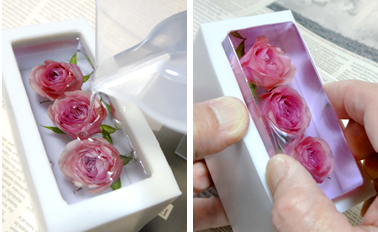 ピンク色のバラの花のアメージングドライフラワーをレジンに固めている作業の画像