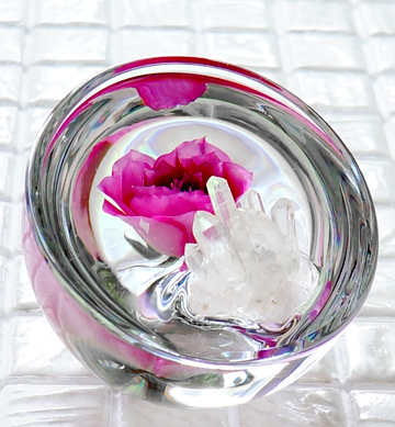 バラの花のドライフラワーと水晶をガラスの器にレジンで固めた作品の画像