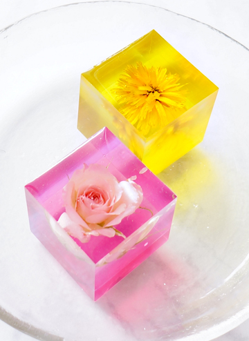 レジンにバラの花のドライフラワーを固めたスイーツのような作品の画像