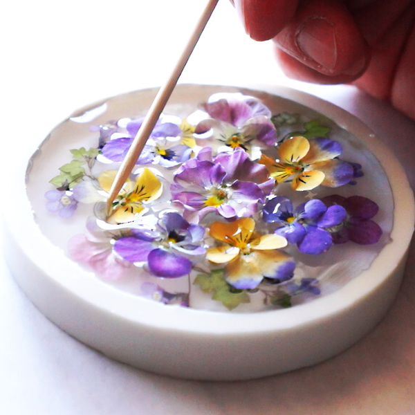 レジンにビオラのアメージングドライフラワーを封入して作品を作っている画像
