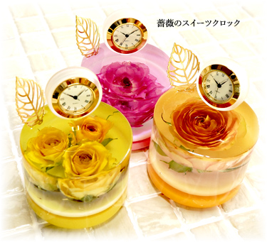 バラの花のアメージングドライフラワーをレジンに封入して作った置時計作品画像