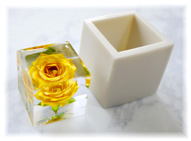 セットのシリコンモールドで作った黄色いバラの花のドライフラワーを固めたレジンキューブの画像